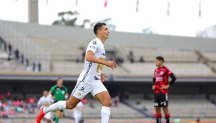 Juan Dinenno celebrando un gol con Pumas