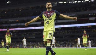 Henry Martín festeja un gol con América