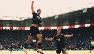 Raúl Jiménez festeja gol con el Wolverhampton