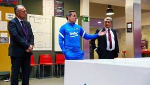 Sergi Barjuan se presenta con los jugadores del Barcelona