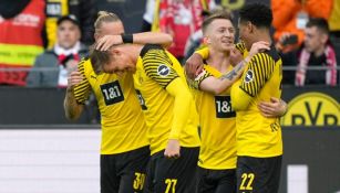 Jugadores del Borussia Dortmund celebrando un gol sobre Colonia