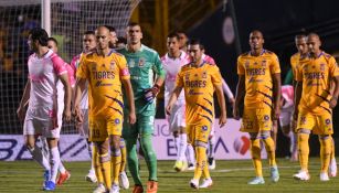 Jugadores de Tigres y Chivas previo a enfrentarse