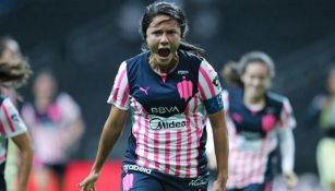 Rebeca Bernal en festejo de gol