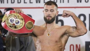 Caleb Plant en una ceremonia de pesaje