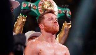 Canelo Álvarez en pelea ante Caleb Plant