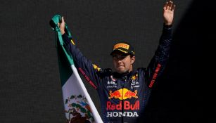 Sergio 'Checo' Pérez posa con la bandera de México en el podio