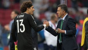 Guillermo Ochoa en saludo con Juan Carlos Osorio