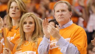 Robert Sarver y Penny en un partido de la NBA