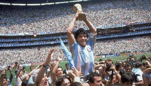 Maradona levanta la Copa del Mundo en el Azteca