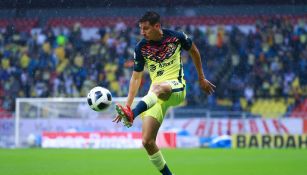 Mauro Lainez en acción con América