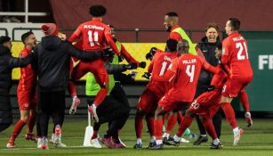 Jugadores de Canadá celebrando un gol a favor