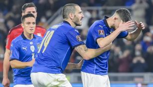 Bonucci alentando a Jorginho tras fallar el penalti ante Suiza