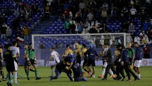 Invasión en el Miguel Alemán Valdés tras el Celaya 2-2 Dorados