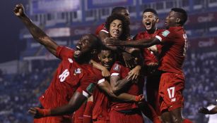 Jugadores de Panamá festejan un gol