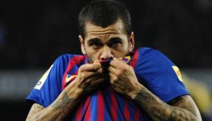 Dani Alves besando el escudo del Barcelona