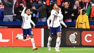 Jugadores de Estados Unidos festejando un gol a favor