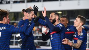Jugadores franceses celebran gol ante Finlandia
