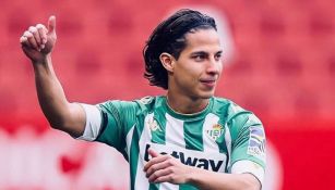 Diego Lainez durante un duelo con el Betis 