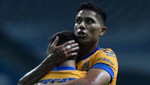 Salcedo y Leo Fernández en un partido de Tigres