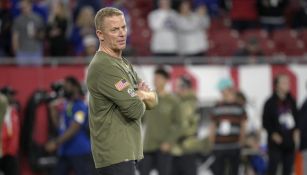 Jason Garrett observa el desempeño de su ataque