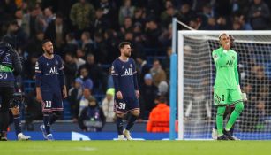 Jugadores del Paris Saint Germain salen consternados del terreno de juego