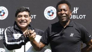 Pelé y Maradona durante un evento 