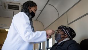 Enfermera hace prueba PCR en Johannesburgo