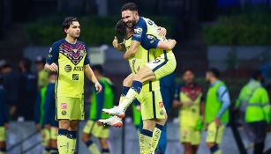 Jugadores de América festejan un gol en el Azteca 