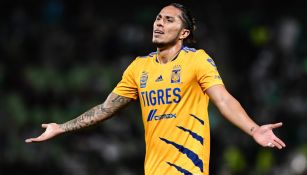 Carlos Salcedo durante un duelo de Tigres 