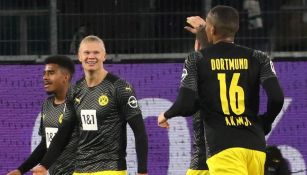 Jugadores del Dortmund festejan gol vs Wolsburgo