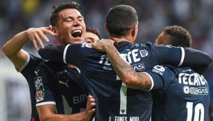 Jugadores de Rayados festejan una anotación