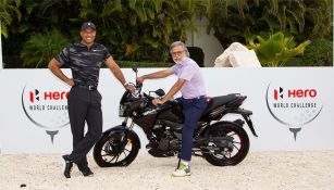 Woods y Dr. Munjal, CEO de Hero MotoCorp en Hero World Challenge en Bahamas