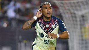 Roger Martínez celebra un gol con América