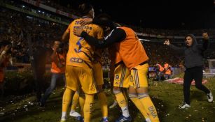 Aficionado celebró con los jugadores el segundo gol de Tigres