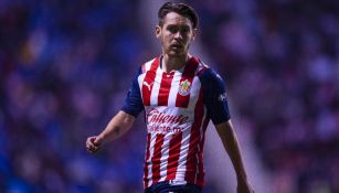 Canelo Angulo jugando con las Chivas en la Liga MX