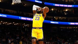 LeBron James durante un duelo de los Lakers