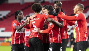 Jugadores del PSV festejan una anotación 