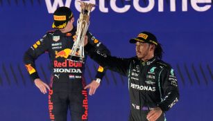 Max Verstappen reacciona durante la premiación de Lewis Hamilton en el GP de Arabia Saudita