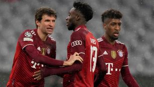Müller es felicitado por sus compañeros