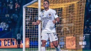 Chicharito Hernández festejando gol con LA Galaxy en la MLS