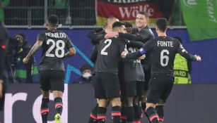 Jugadores del Lille festejan gol ante el Wolfsburgo