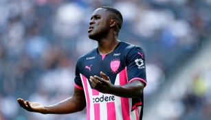 Joel Campbell jugando partido con Rayados en la Liga MX