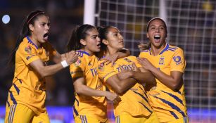 Jugadoras de Tigres Femenil en festejo