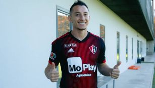 Guardado posa con la camiseta del Atlas 