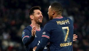 Messi y Mbappé festejando un gol con el PSG