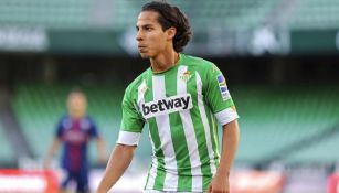 Diego Lainez en un partido con el Betis