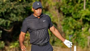 Tiger Woods jugando gol tras haber sufrido accidente automovilístico