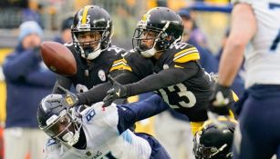 Jugadores de los Steelers recuperando un balón suelto de los Titans