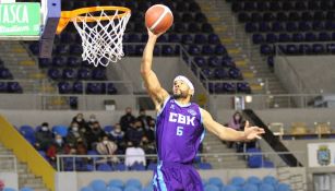  Óscar Cabrera jugando en la Liga EBA con Cantbasket