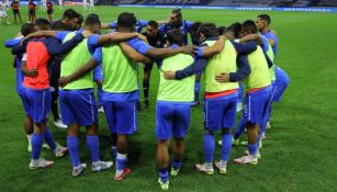 Jugadores de Cruz Azul previo a un partido de Liga MX